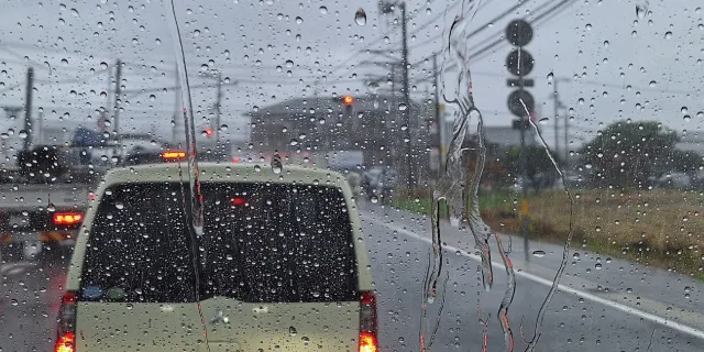 車が雨漏りしたときの対処法