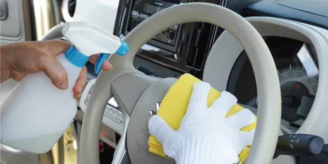 車が雨漏りする主な原因とは？