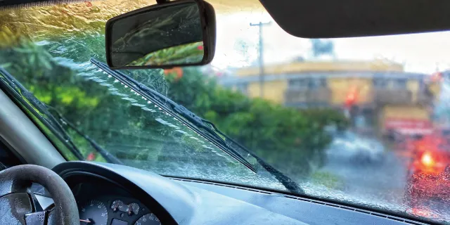 1. 梅雨の運転で起こりやすい「見えにくさ」のリスク