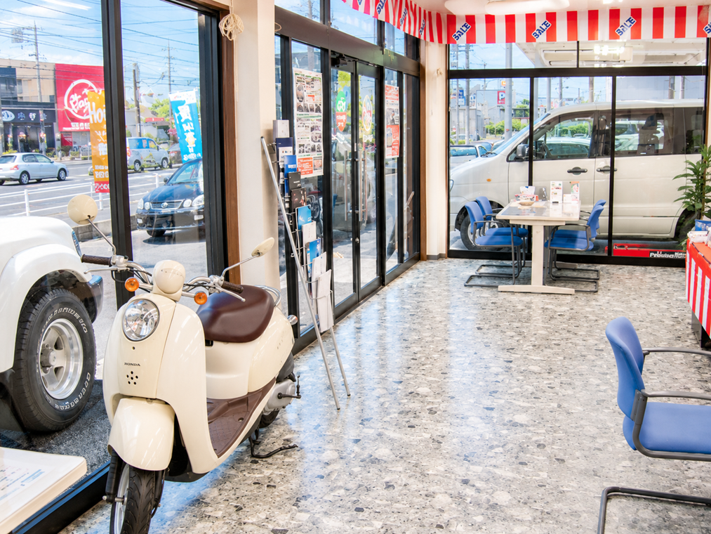 shikuname4のアップル豊田153通店で、あなたの車を簡単に査定してみませんか？お気軽にご来店ください。