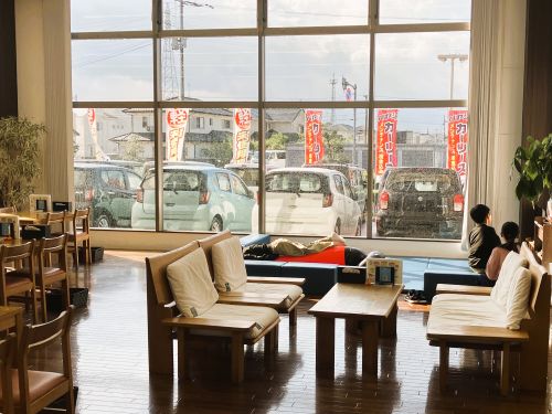 shikuname4のアップル高松店で、あなたの車を簡単に査定してみませんか？お気軽にご来店ください。